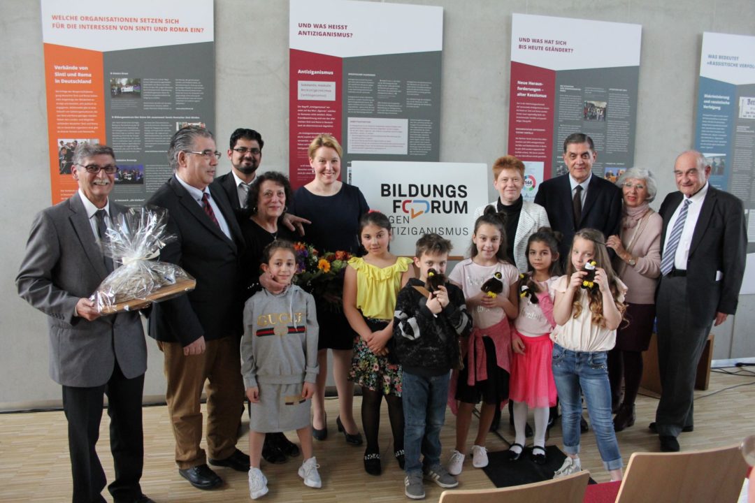 Group photo at the opening of the educational forum against antigypsyism with Federal Minister for Family Affairs Franziska Giffey and Bundestag Vice President Petra Pau (both in the middle of the picture) on April 5, 2019 in Berlin