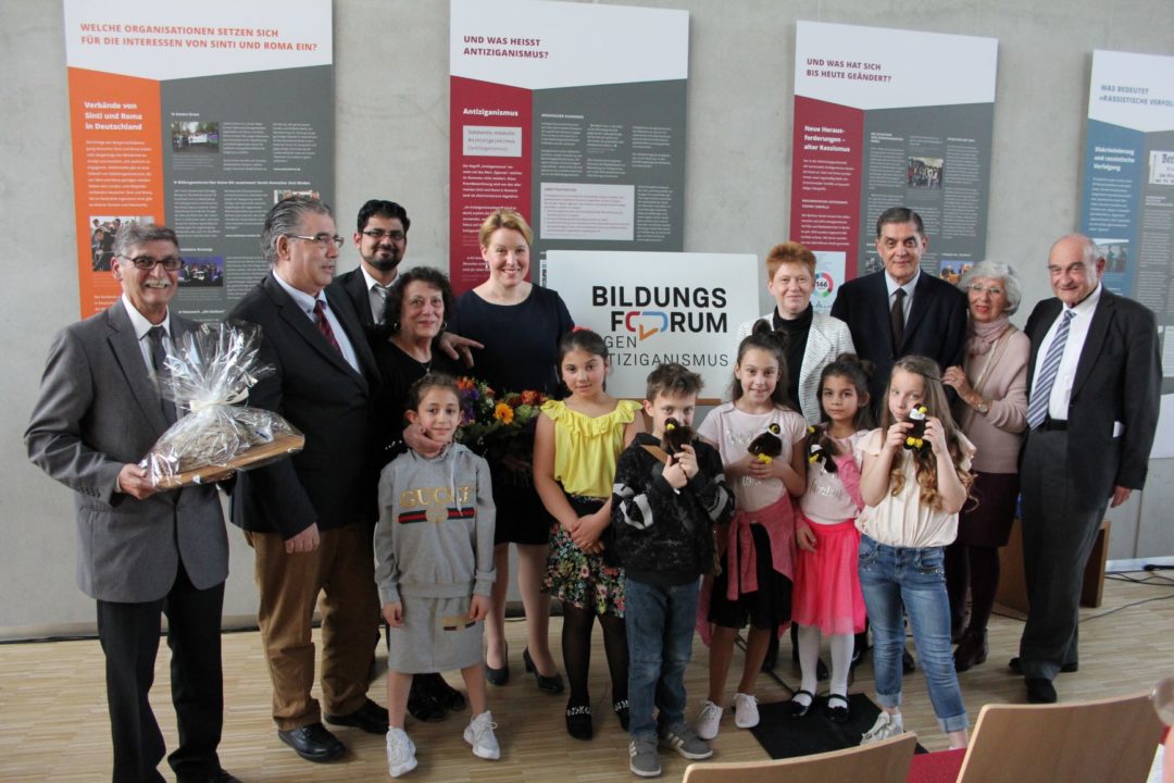 Gruppenfoto bei der Eröffnung des Bildungsforums gegen Antiziganismus mit Bundesfamilienministerin Franziska Giffey und Bundestagsvizepräsidentin Petra Pau (beide Bildmitte hinten) am 5. April 2019 in Berlin