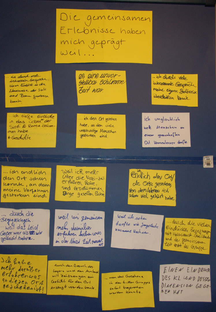 Klebezettel auf einer Wand. Die Teilnehmerinnen und Teilnehmer haben darauf ihre persönlichen Eindrücke geschrieben.