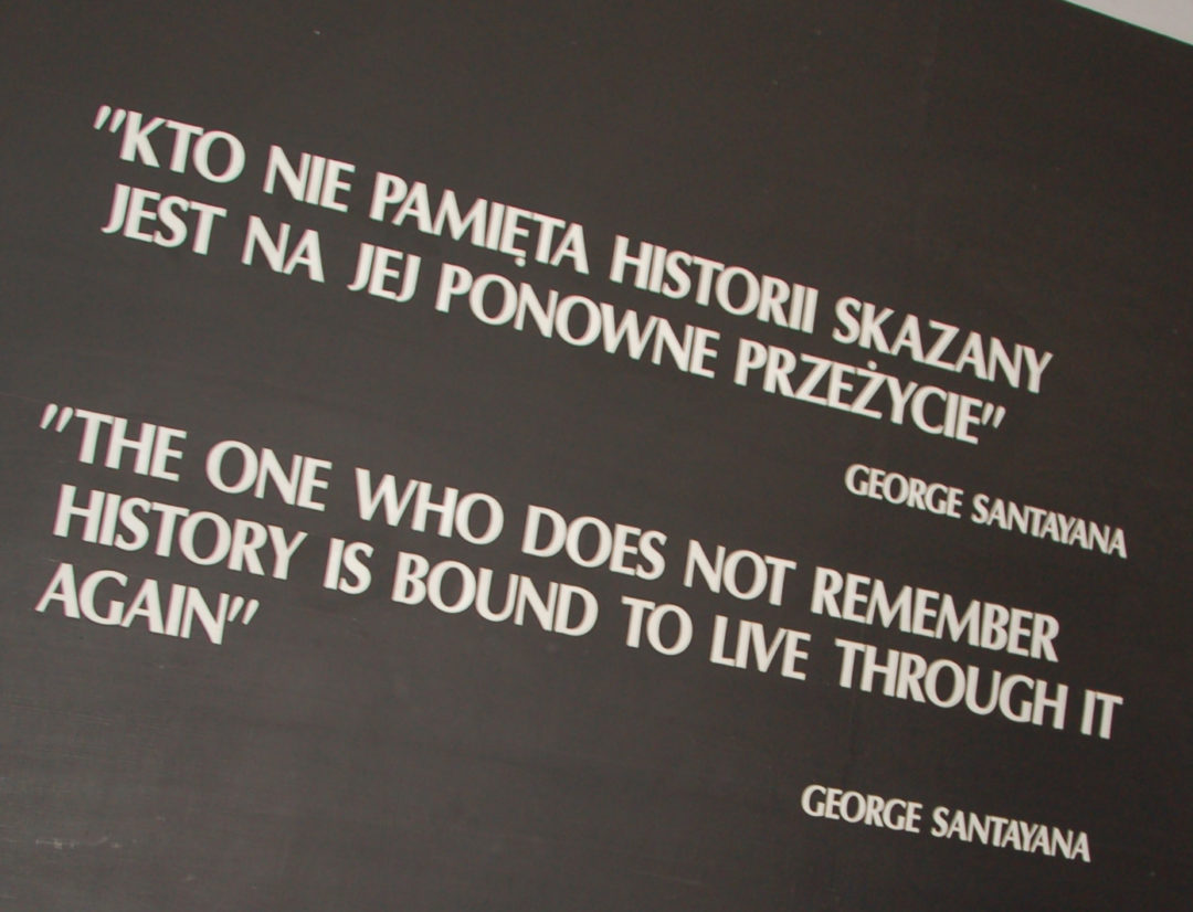 Gedenktafel für die ermordeten Sinti und Roma in Auschwitz.