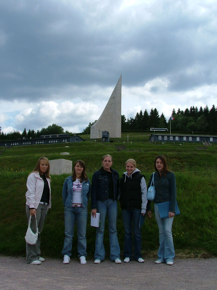 Teilnehmerinnen und Teilnehmer einer Exkursion vor dem Denkmal in der Gedenkstätte des KZ Natzweiler