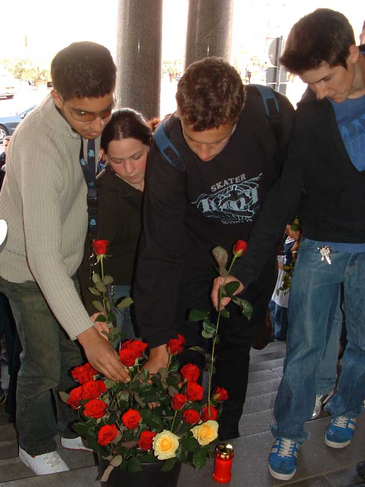 Schülerinnen und Schüler bei der Blumenniederlegung.