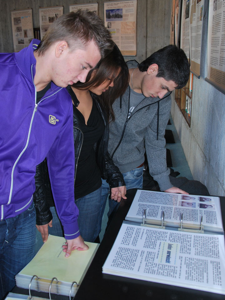 In der Ev. Versöhnungskirche auf dem Gelände der KZ-Gedenkstätte Dachau  konnten die Schüler auch das Original des Gedächtnisbuches betrachten. 