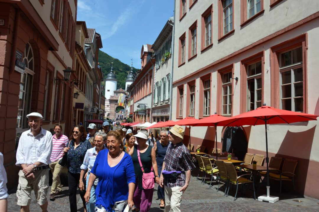 Ilona Lagrene im Vordergrund führt eine Gruppe durch die Gassen der Heidelberger Altstadt.