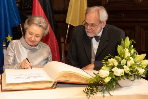 Lee-Elisabeth Hölscher-Langner und Generalkonsul Dr. Laurids Hölscher tragen sich in das Goldene Buch der Stadt Heidelberg ein.