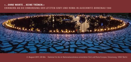 Einladungsflyer für eine Gedenkveranstaltung am 2. August 2017 am Denkmal für die im Nationalsozialismus ermordeten Sinti und Roma Europas in Berlin. Zu sehen ist die große runde Wasserfläche des Denkmals. Am Rand stehen Kerzen und Blumen.