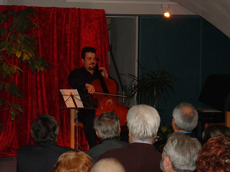Diego Köhler am Cello schuf den musikalischen Rahmen der Gedenkstunde. Er sitzt auf einer Bühne vor Publikum 