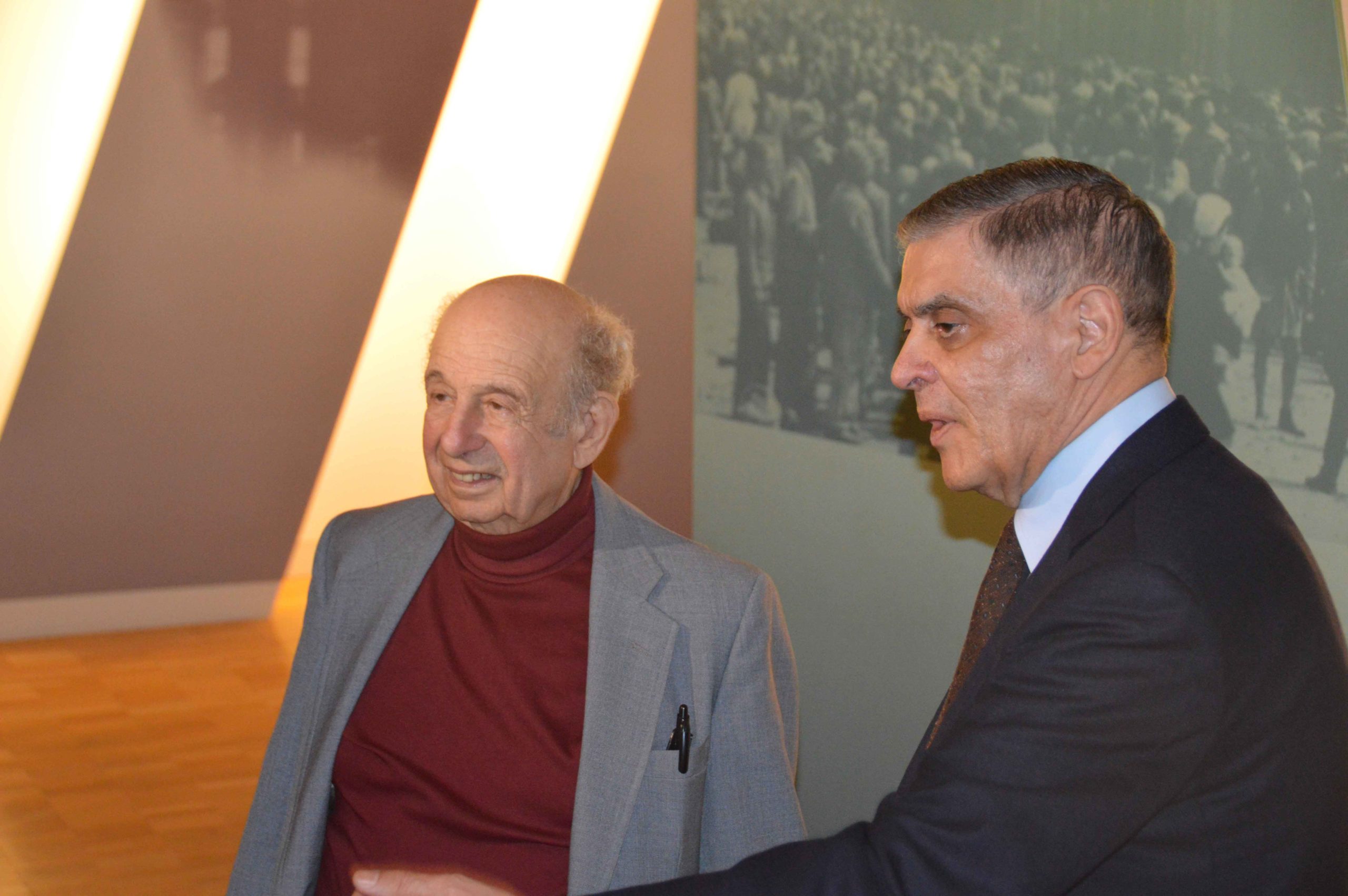 Guy Stern und Romani Rose beim gemeinsamen Besuch der Dauerausstellung