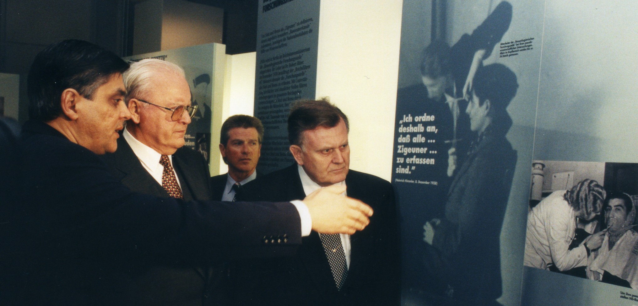 Der damalige Bundespräsident Roman Herzog mit dem baden-württembergischen Ministerpräsidenten Erwin Teufel bei der Eröffnung des Dokumentations- und Kulturzentrums Deutscher Sinti und Roma, 16. März 1997.