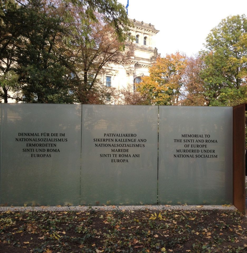 Blick in das Denkmal für die ermordeten Sinti und Roma. Zu sehen sind große Tafeln, auf denen die Geschichte von Verfolgung und Vernichtung erklärt wird.