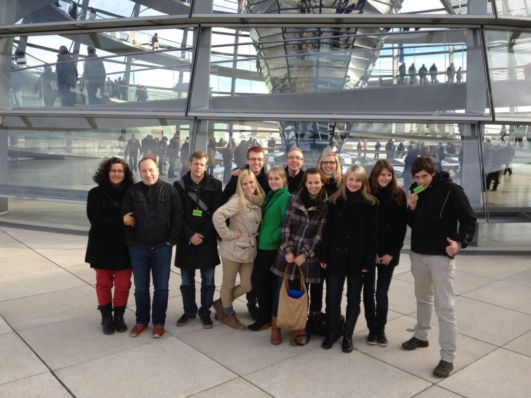 Teilnehmerinnen und Teilnehmer auf einem Gruppenbild im Bundestag.