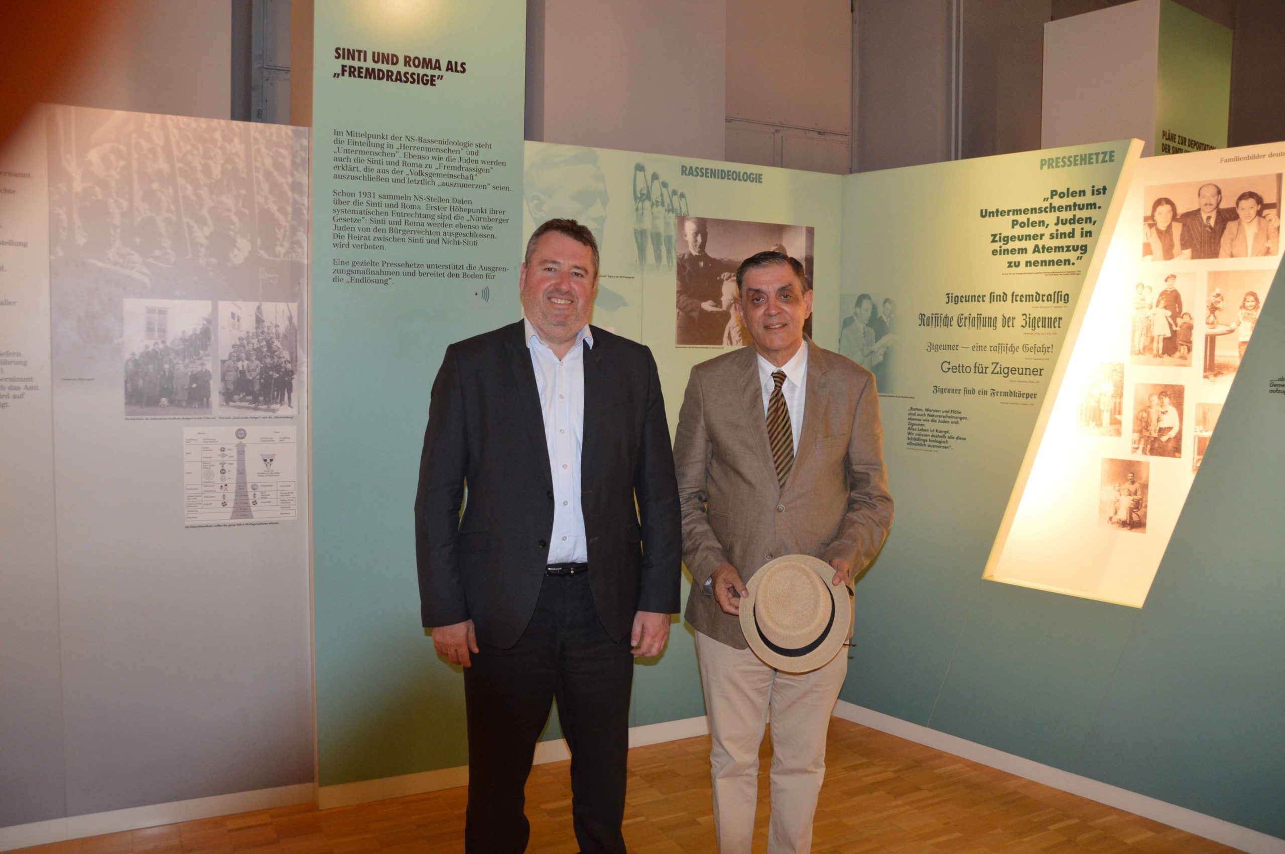 Botschafter Dr. Péter Györkös (links) und Romani Rose (rechts) in der Dauerausstellung des Dokumentationszentrums