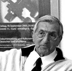 Schwarz-weiß-Foto von Walter Winter während einer Diskussionsveranstaltung im Dokumentations- und Kulturzentrum.