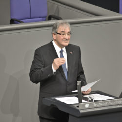 Zoni Weisz bei seiner Rede am Rednerpult des Deutschen Bundestages.
