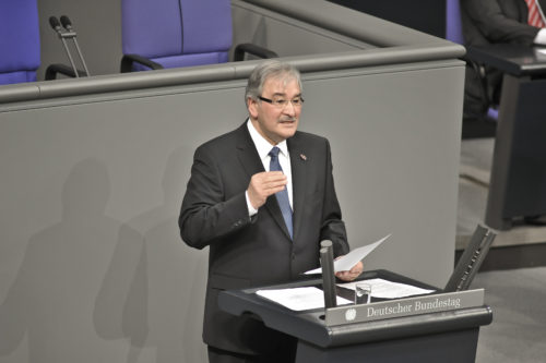 Zoni Weisz bei seiner Rede am Rednerpult des Deutschen Bundestages.