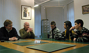 Die Projektgruppe zur Biografie von Ernest Gillen im Gespräch mit dem  luxemburger Historiker Steve Kayser und dem im Dezember 2009  verstorbenen Widerstandskämpfer Aloyse Raths.