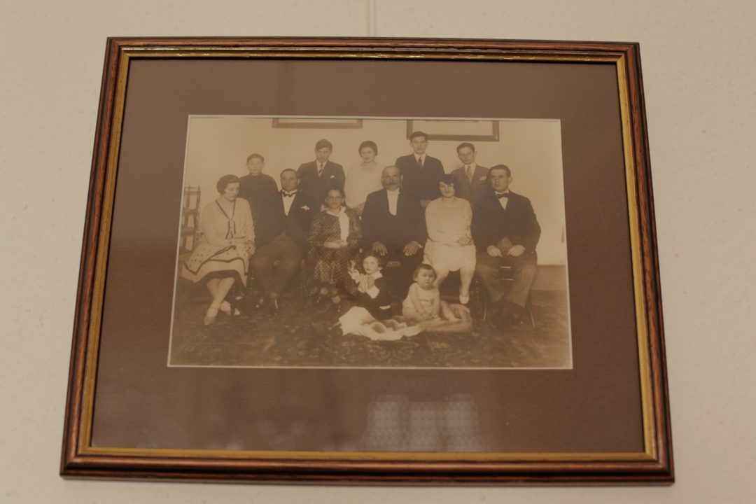 Foto eines alten Familienbildes von Éva Fahidi-Pusztai und ihrer Familie.