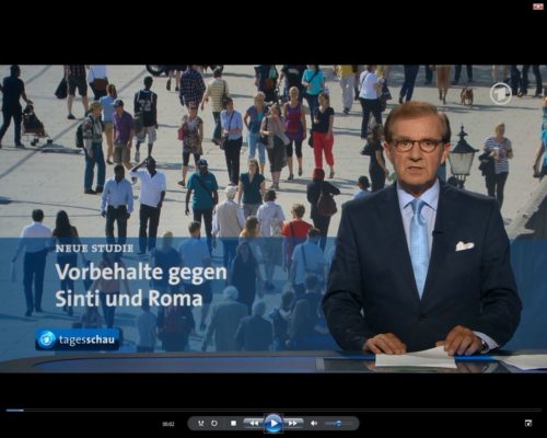 Screenshot aus der Tagesschau. Rechts ist der Sprecher Jan Hofer zu sehen. Links ist eine Binde mit dem Text "Vorbehalte gegen Sinti und Roma" zu sehen, darüber ein Symbolbild von Passanten in einer Fußgängerzone.