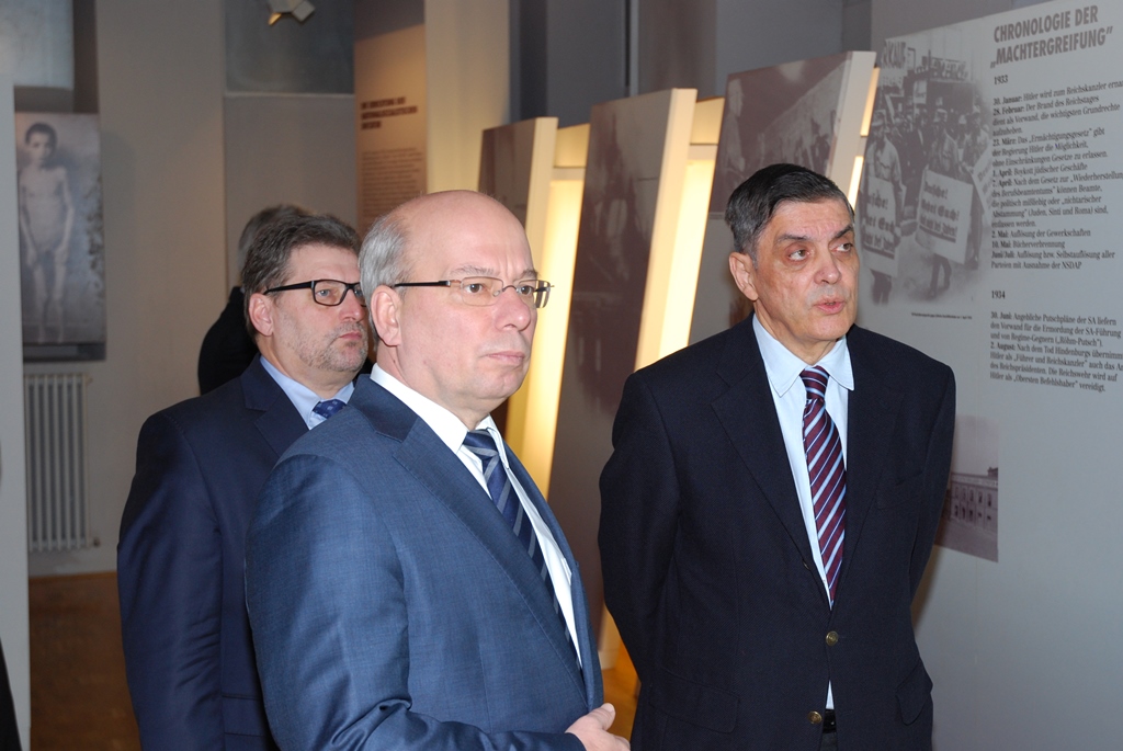 Romani Rose (rechts) führt Rainer WEndt (Mitte) durch die Dauerausstellung des Dokumentationszentrums.