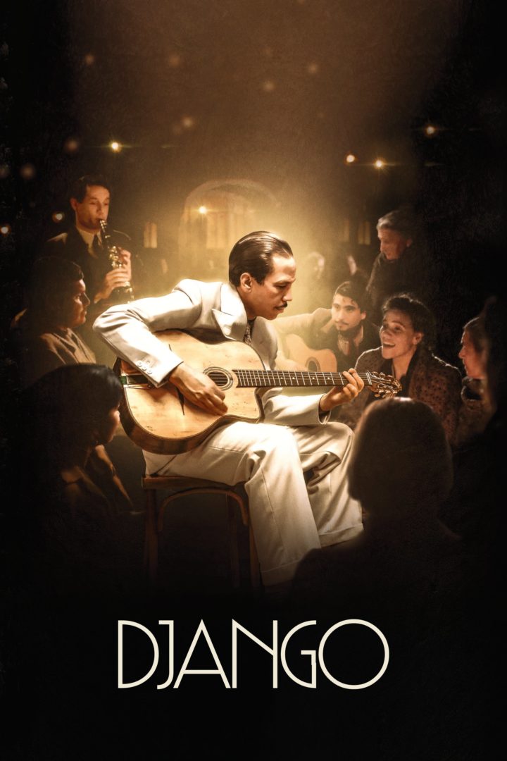 Plakat des Films Django. Zentral in einem Scheinwerferkegel ist Django Reinhardt (gespielt von Reda Kateb) sitzend mit einer Gitarre zu sehen. Im halbdunklen Hintergrund sind Zuschauer und weitere Bandmitglieder zu erkennen.