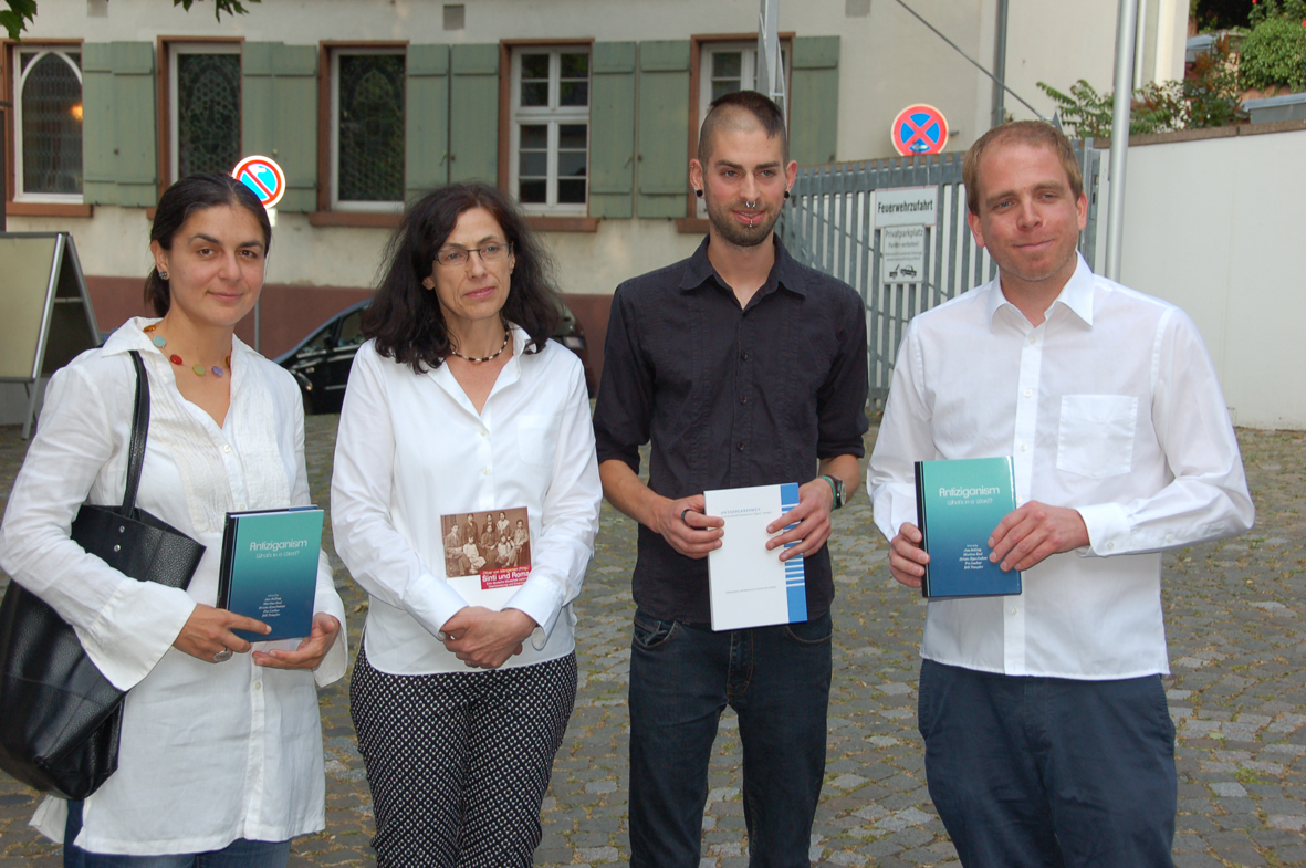 Von links: Radmila Mladenova, Karola Fings, Benedikt Wolf und Markus End. Sie halten die vorgestellten Publikationen.