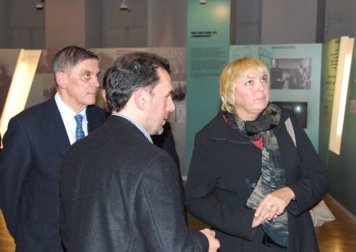 Romani Rose (links) und Dr. Silvio Peritore  (Leiter Referat Dokumentation, Mitte) führen Claudia Roth (rechts) durch die Ausstellung.