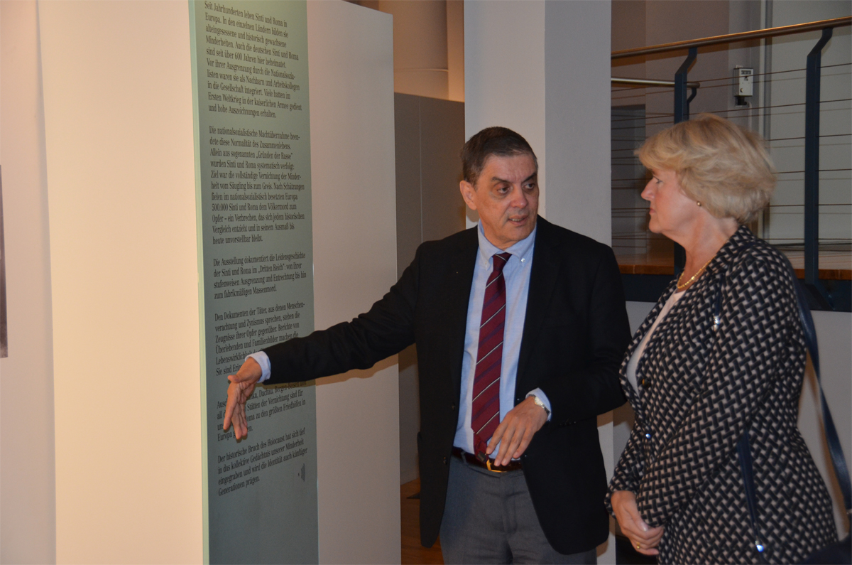 Romani Rose (links) und Monika Grütters (rechts) im Gespräch während des Ausstellungsbesuchs.
