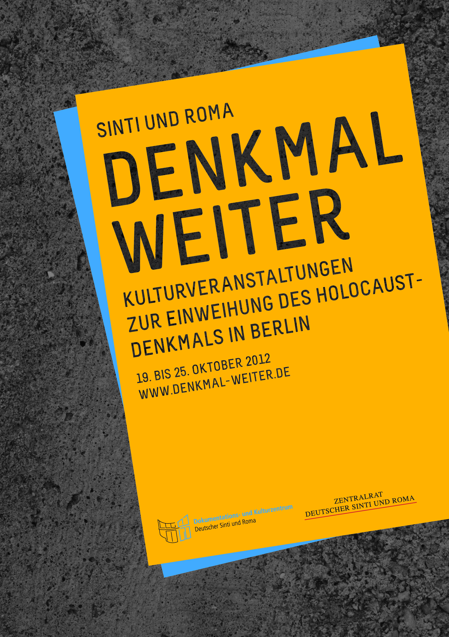 Cover eines Flyers für Kulturveranstaltungen während der Eröffnung des Denkmals für die im Nationalsozialismus ermordeten Sinti und Roma Europas in Berlin.