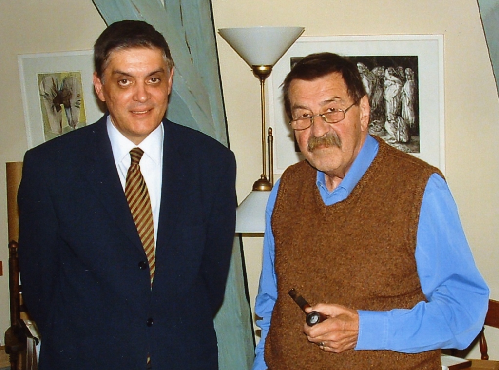 Romani Rose (links) und Günter Grass (rechts) zusammen während des Besuchs im Haus von Günter Grass.