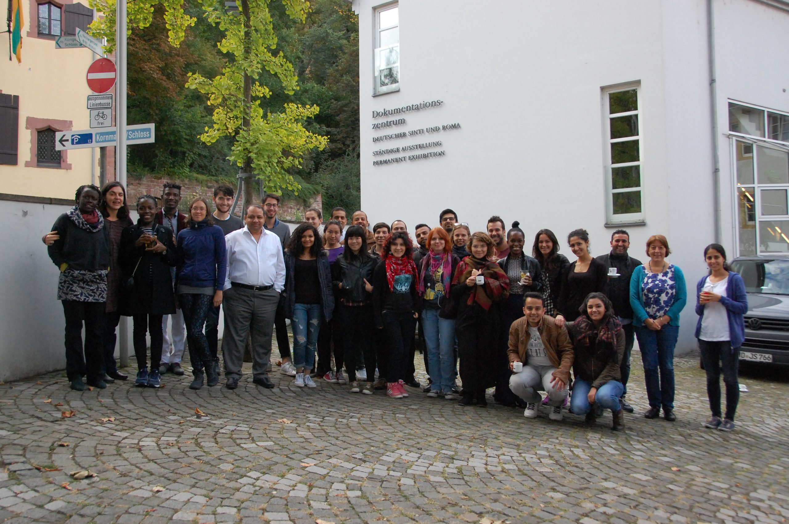 Gruppenbild von Stipendiatinnen und Stipendiaten der Friedrich-Ebert-Stiftung im Innenhof des Dokumentationszentrums.