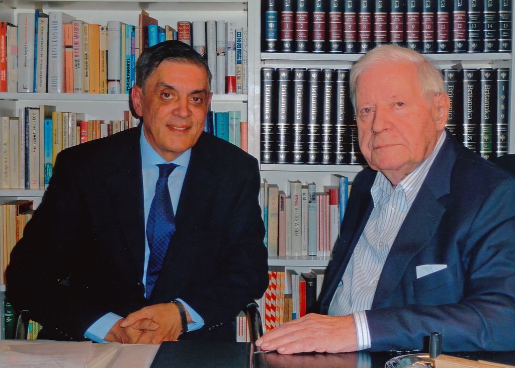 Romani Rose und der frühere Bundeskanzler Helmut Schmidt bei einem Treffen in Hamburg. Beide sitzen nebeneinander und blicken in die Kamera.
