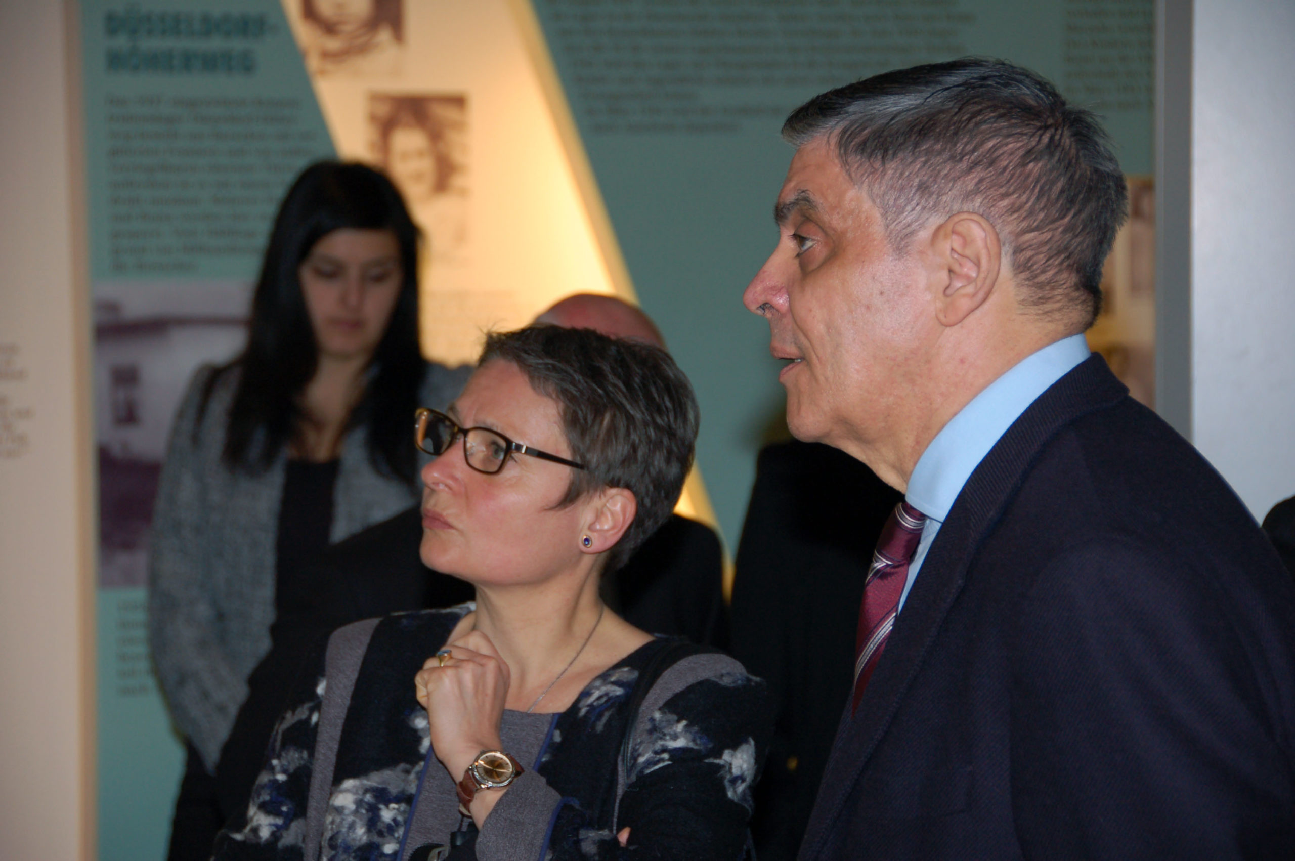 Romani Rose führte Bettina Limperg durch die ständige Ausstellung zum Holocaust an den Sinti und Roma.