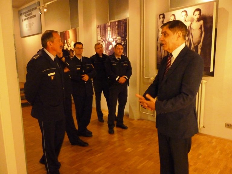 Polizei-Delegation aus Schwetzingen besucht das Dokumentationszentrum