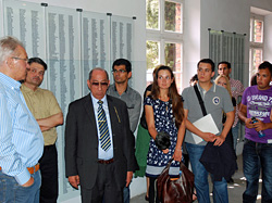 Teilnehmerinnen und Teilnehmer der Bildungsreise in einer ehemaligen Barracke in Auschwitz, in der sich heute eine Ausstellung befindet.