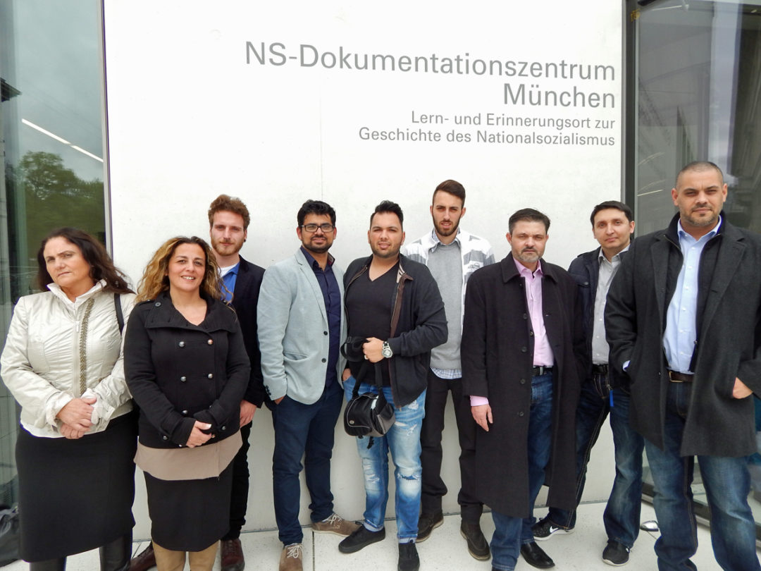 Besuch des NS-Dokumentationszentrums in München. Gruppenbild der Teilnehmerinnen und Teilnehmer.