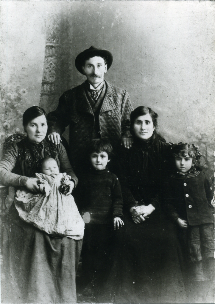 Angehörige der ostpreußischen Sinti-Familie Ernst um 1905 auf einer historischen Fotografie. Auf dem Gruppenbild sind drei Erwachsene und drei Kinder zu sehen, die sich für die Kamera positioniert haben.