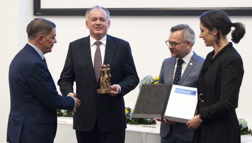 Verleihung des Europäischen Bürgerrechtspreises an Andrej Kiska. Romani Rose überreicht den Preis und schüttelt Andrej Kiska dabei die Hand.
