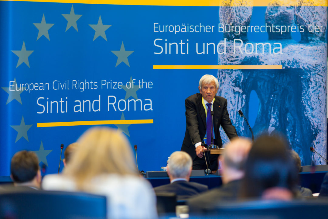 Rede von Manfred Lautenschläger, Stifter des Bürgerrechtspreises am Rednerpult im Sitzungssaal des Europäischen Parlamentes.