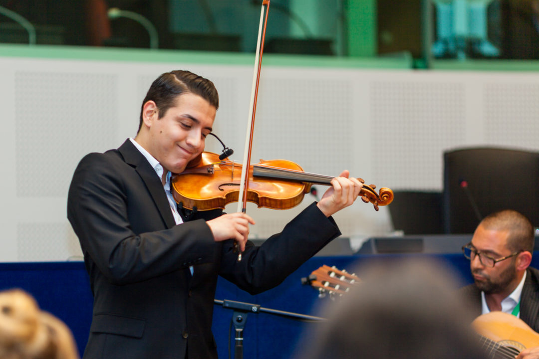 Sandro Roy an der Violine und Sascha Köhler an der Gitarre während ihres Auftritts.