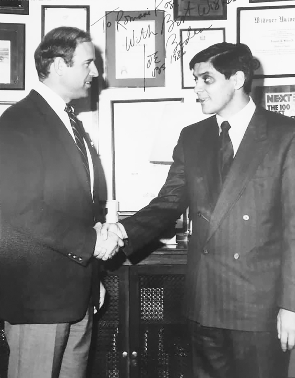 Historisches Foto aus dem Jahr 1986. Joe Biden und Romani Rose schütteln sich zur Begrüßung die Hände.