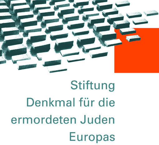 Logo der Stiftung Denkmal für die ermordeten Juden Europas. Zu sehen ist eine stilisierte Luftaufnahme eines Teils des Denkmals in Berlin in Graustufen. Hinterlegt am rechten Rand von einem roten Quadrat. Darunter der Name der Stiftung als Text.