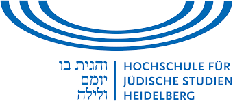 Logo der Hochschule für Jüdische Studien Heidelberg. Unter drei voneiander abgesetzten Halbkreisen der Name der Hochschule auf Deutsch und Hebräisch.