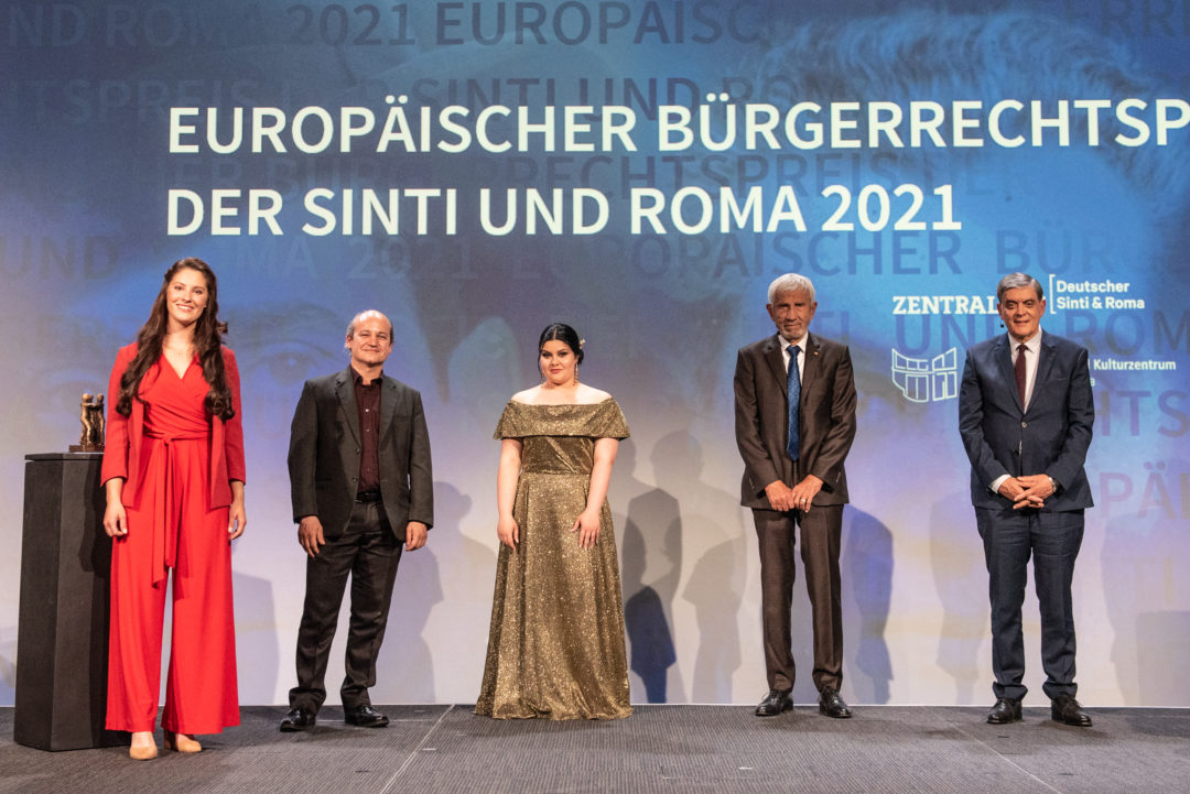 From left: Angelina Kappler (host), Aureliano Zatoni (piano), Scarlett Rani Adler (soprano), Romani Rose and Manfred Lautenschläger