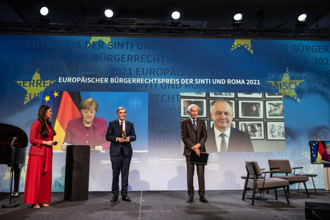 Angelina Kappler, German Chancellor Angela Merkel, Romani Rose, Manfred Lautenschläger and former Slovakian President Andrej Kiska at the award presentation