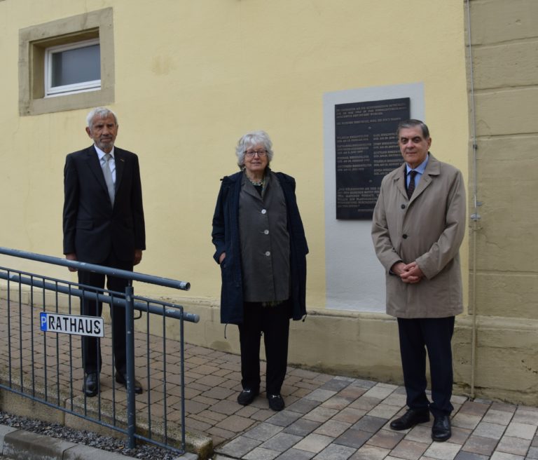 Gedenktafel-Enthüllung für die im Nationalsozialismus ermordete Familie Birkenfelder in Hoffenheim
