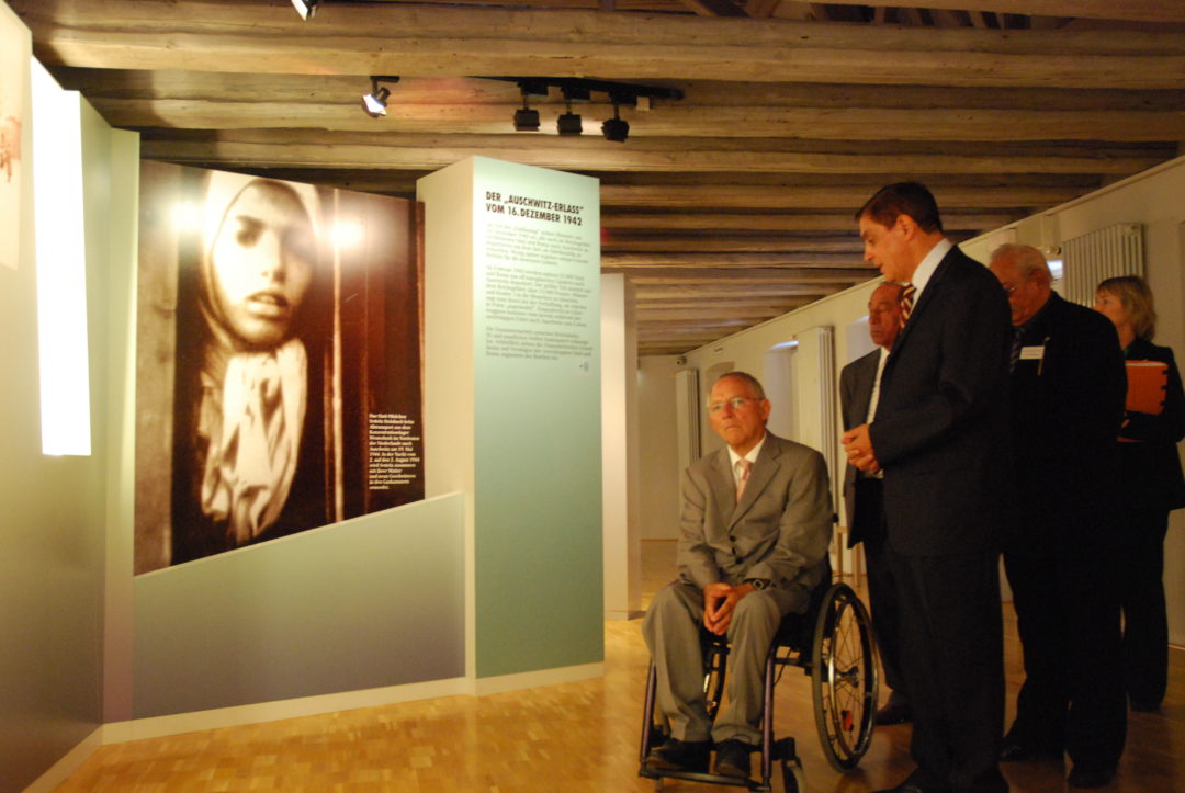 Wolfgang Schäuble im Rollstuhl bei einer Besichtigung der Ausstellung im Dokumentations- und Kulturzentrum zusammen mit Romani Rose.