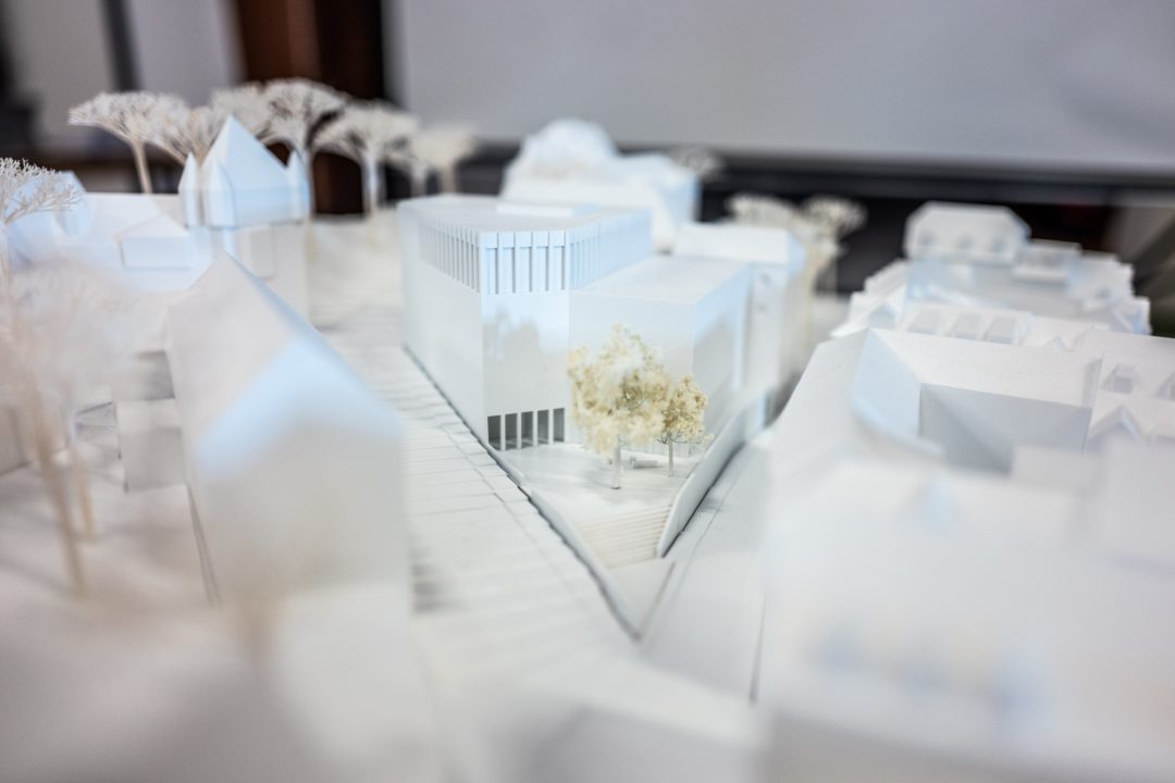 Modell des Siegerentwurfs des Architekturwettbewerbs zum Neubau des Dokumentations- und Kulturzentrums Deutscher Sinti und Roma in der Heidelberger Altstadt