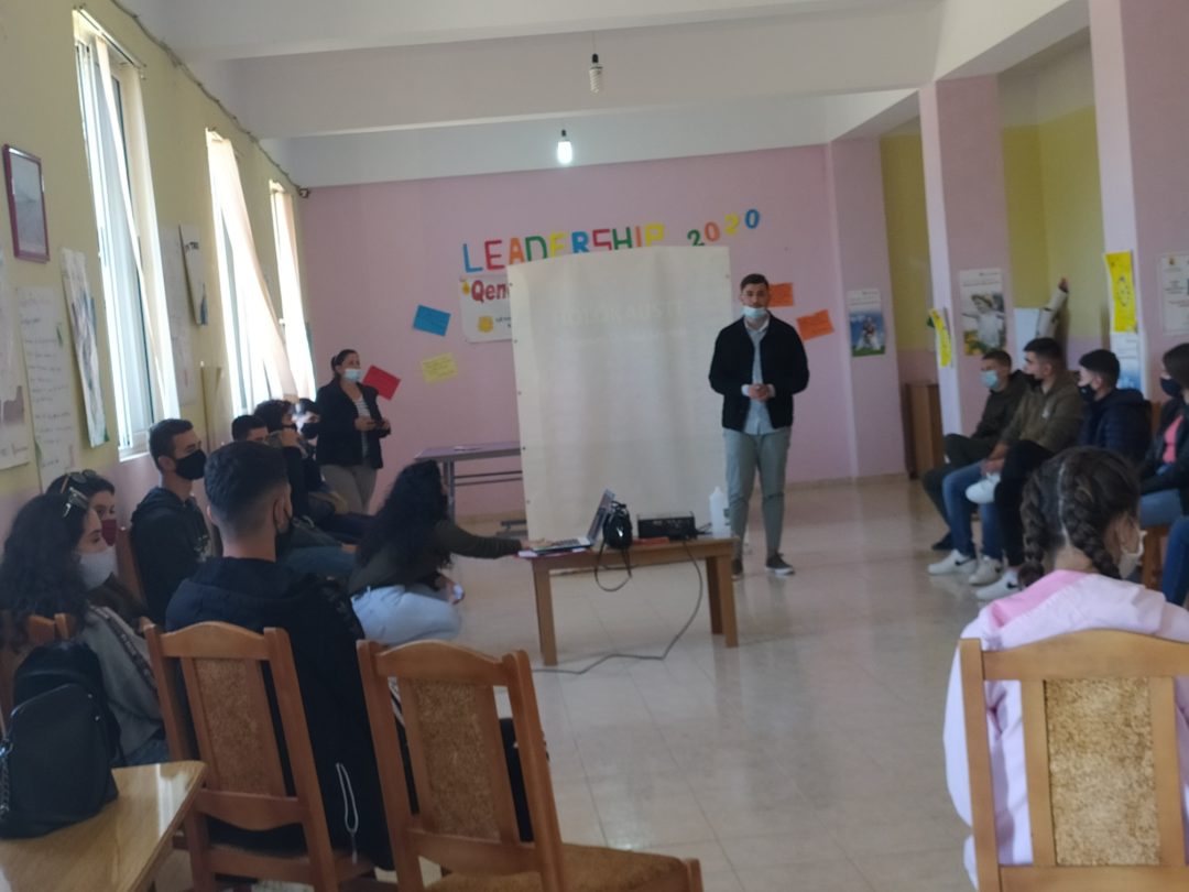 75 Jahre erinnern – Junge Roma und nicht-Roma handeln gegen das Vergessen – Internationale Konferenz; Teilnehmer*innen während eines Workshops in einem Klassenzimmer