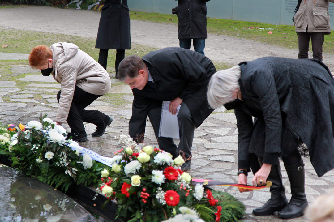 Petra Pau (Vizepräsidentin des Deutschen Bundestages), Romani Rose und Staatssekretärin Claudia Roth bei der Kranzniederlegung am Denkmal für die im Nationalsozialismus ermordeten Sinti und Roma Europas in Berlin