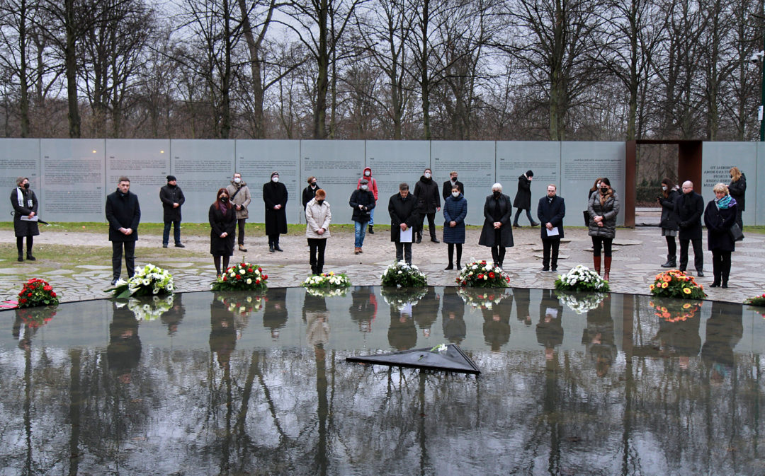 Stilles Gedenken am Denkmal für die im Nationalsozialismus ermordeten Sinti und Roma Europas am 27. Januar 2022 zum Internationalen Tag des Gedenkens an die Opfer des Holocaust